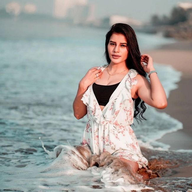 അതീവ ഗ്ലാമറസായി മോക്ഷിത രാഘവ്; ബിച്ച് ചിത്രങ്ങൾ ഏറ്റെടുത്ത് ആരാധകർ