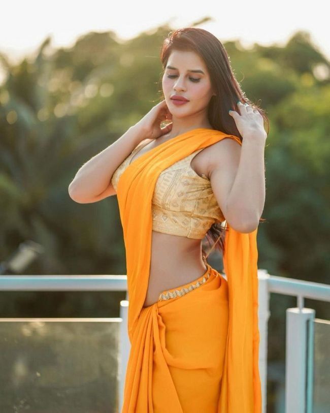 അതീവ ഗ്ലാമറസായി മോക്ഷിത രാഘവ്; ബിച്ച് ചിത്രങ്ങൾ ഏറ്റെടുത്ത് ആരാധകർ