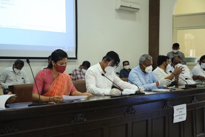 കൊറോണ വ്യാപന ഭീതിക്കിടെ ആശുപത്രികളിലെ സാഹചര്യം വിലയിരുത്താനെത്തിയ കര്‍ണാടക മന്ത്രിമാര്‍: ചിത്രങ്ങള്‍ കാണാം