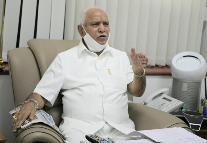 കൊറോണ വ്യാപന ഭീതിക്കിടെ ആശുപത്രികളിലെ സാഹചര്യം വിലയിരുത്താനെത്തിയ കര്‍ണാടക മന്ത്രിമാര്‍: ചിത്രങ്ങള്‍ കാണാം