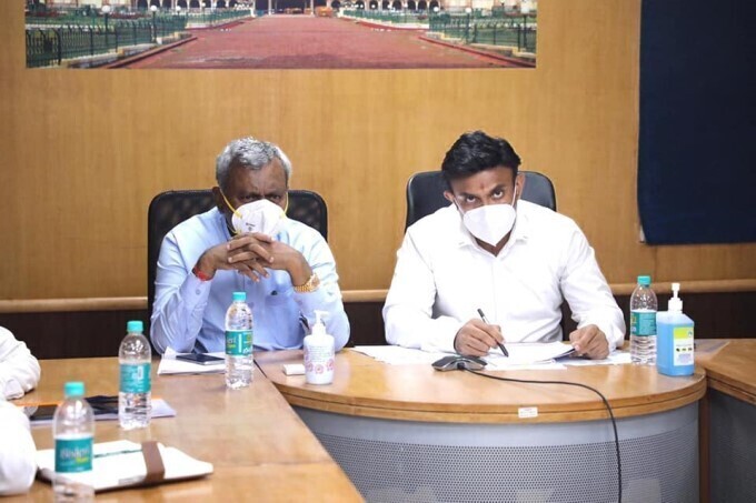 കൊറോണ വ്യാപന ഭീതിക്കിടെ ആശുപത്രികളിലെ സാഹചര്യം വിലയിരുത്താനെത്തിയ കര്‍ണാടക മന്ത്രിമാര്‍: ചിത്രങ്ങള്‍ കാണാം
