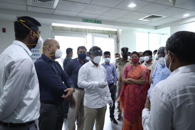 കൊറോണ വ്യാപന ഭീതിക്കിടെ ആശുപത്രികളിലെ സാഹചര്യം വിലയിരുത്താനെത്തിയ കര്‍ണാടക മന്ത്രിമാര്‍: ചിത്രങ്ങള്‍ കാണാം