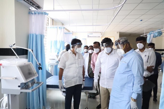 കൊറോണ വ്യാപന ഭീതിക്കിടെ ആശുപത്രികളിലെ സാഹചര്യം വിലയിരുത്താനെത്തിയ കര്‍ണാടക മന്ത്രിമാര്‍: ചിത്രങ്ങള്‍ കാണാം