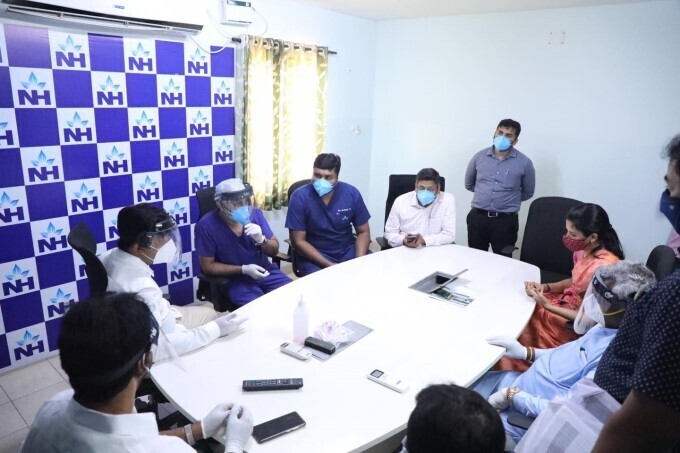 കൊറോണ വ്യാപന ഭീതിക്കിടെ ആശുപത്രികളിലെ സാഹചര്യം വിലയിരുത്താനെത്തിയ കര്‍ണാടക മന്ത്രിമാര്‍: ചിത്രങ്ങള്‍ കാണാം