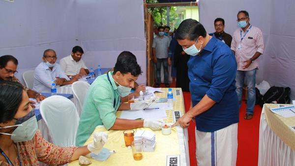 കേരളം ആര് ഭരിക്കും: വോട്ട് രേഖപ്പെടുത്തി പ്രമുഖർ, ചിത്രങ്ങള്‍ കാണാം