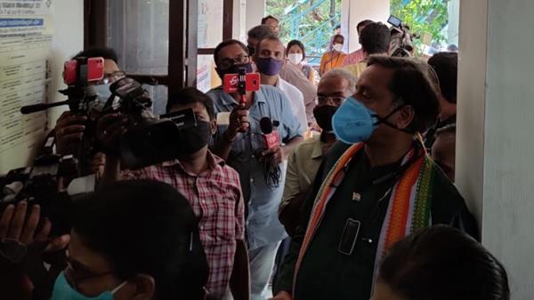 കേരളം ആര് ഭരിക്കും: വോട്ട് രേഖപ്പെടുത്തി പ്രമുഖർ, ചിത്രങ്ങള്‍ കാണാം