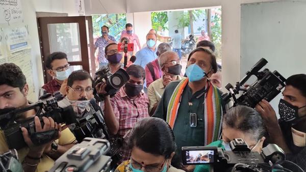 കേരളം ആര് ഭരിക്കും: വോട്ട് രേഖപ്പെടുത്തി പ്രമുഖർ, ചിത്രങ്ങള്‍ കാണാം