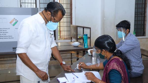 കേരളം ആര് ഭരിക്കും: വോട്ട് രേഖപ്പെടുത്തി പ്രമുഖർ, ചിത്രങ്ങള്‍ കാണാം