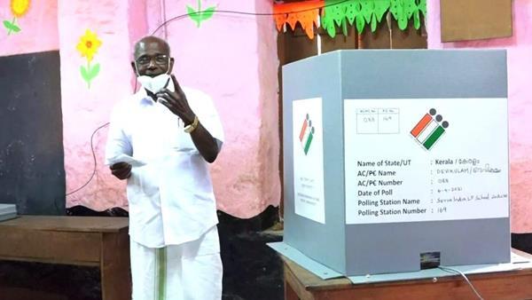 കേരളം ആര് ഭരിക്കും: വോട്ട് രേഖപ്പെടുത്തി പ്രമുഖർ, ചിത്രങ്ങള്‍ കാണാം