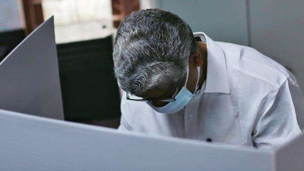 കേരളം ആര് ഭരിക്കും: വോട്ട് രേഖപ്പെടുത്തി പ്രമുഖർ, ചിത്രങ്ങള്‍ കാണാം