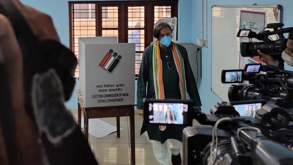 കേരളം ആര് ഭരിക്കും: വോട്ട് രേഖപ്പെടുത്തി പ്രമുഖർ, ചിത്രങ്ങള്‍ കാണാം