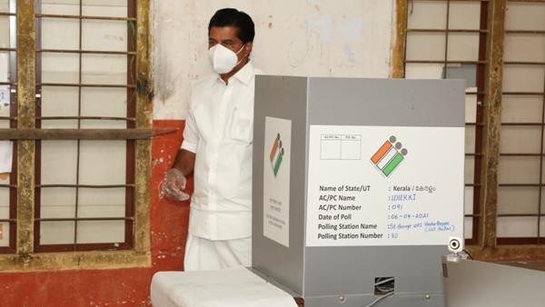 കേരളം ആര് ഭരിക്കും: വോട്ട് രേഖപ്പെടുത്തി പ്രമുഖർ, ചിത്രങ്ങള്‍ കാണാം