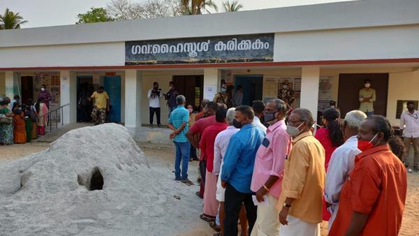 കേരളം ആര് ഭരിക്കും: ജനവിധി തുടങ്ങി,  ചിത്രങ്ങള്‍ കാണാം