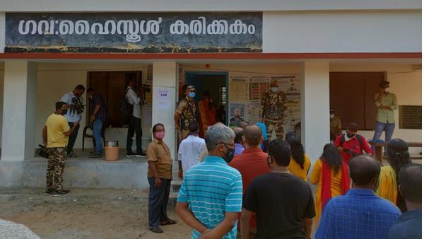 കേരളം ആര് ഭരിക്കും: ജനവിധി തുടങ്ങി,  ചിത്രങ്ങള്‍ കാണാം