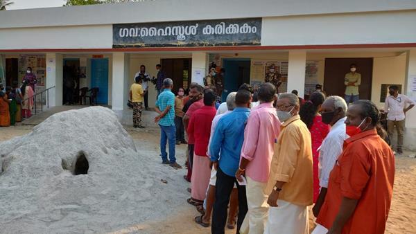 കേരളം ആര് ഭരിക്കും: ജനവിധി തുടങ്ങി,  ചിത്രങ്ങള്‍ കാണാം