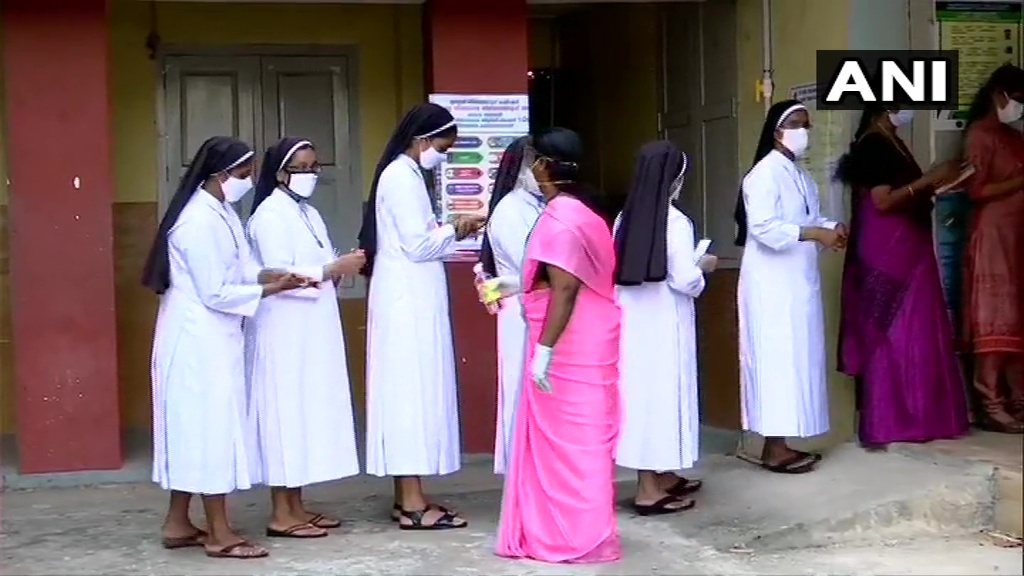 കേരളം ആര് ഭരിക്കും: ജനവിധി തുടങ്ങി,  ചിത്രങ്ങള്‍ കാണാം