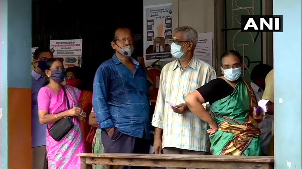 കേരളം ആര് ഭരിക്കും: ജനവിധി തുടങ്ങി,  ചിത്രങ്ങള്‍ കാണാം