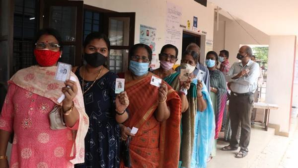 കേരളം ആര് ഭരിക്കും: ജനവിധി തുടങ്ങി,  ചിത്രങ്ങള്‍ കാണാം