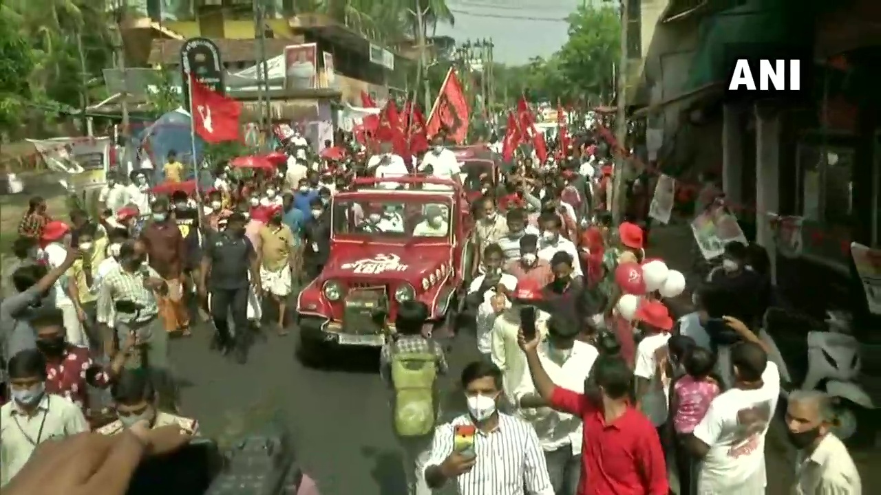 കണ്ണൂരിനെ ആവേശത്തിലാഴ്ത്തി മുഖ്യമന്ത്രി പിണറായി വിജയന്റെ റോഡ് ഷോ, ചിത്രങ്ങള്‍ കാണാം