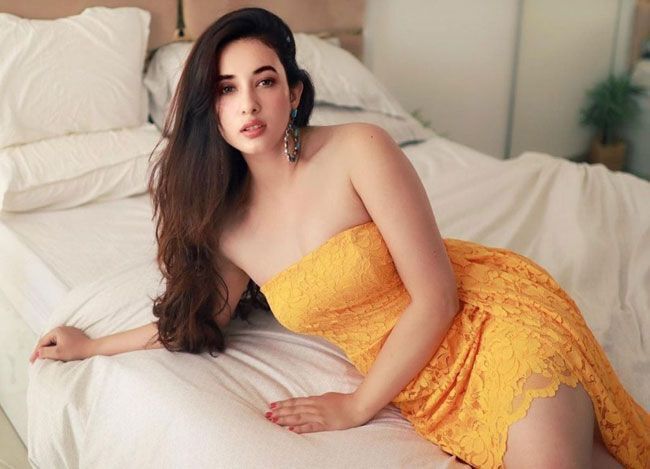 മഞ്ഞയിൽ സുന്ദരിയായി അതിഥി ബുദ്ധതോക്കി; ഗ്ലാമറസ് ചിത്രങ്ങൾ ഏറ്റെടുത്ത് ആരാധകർ