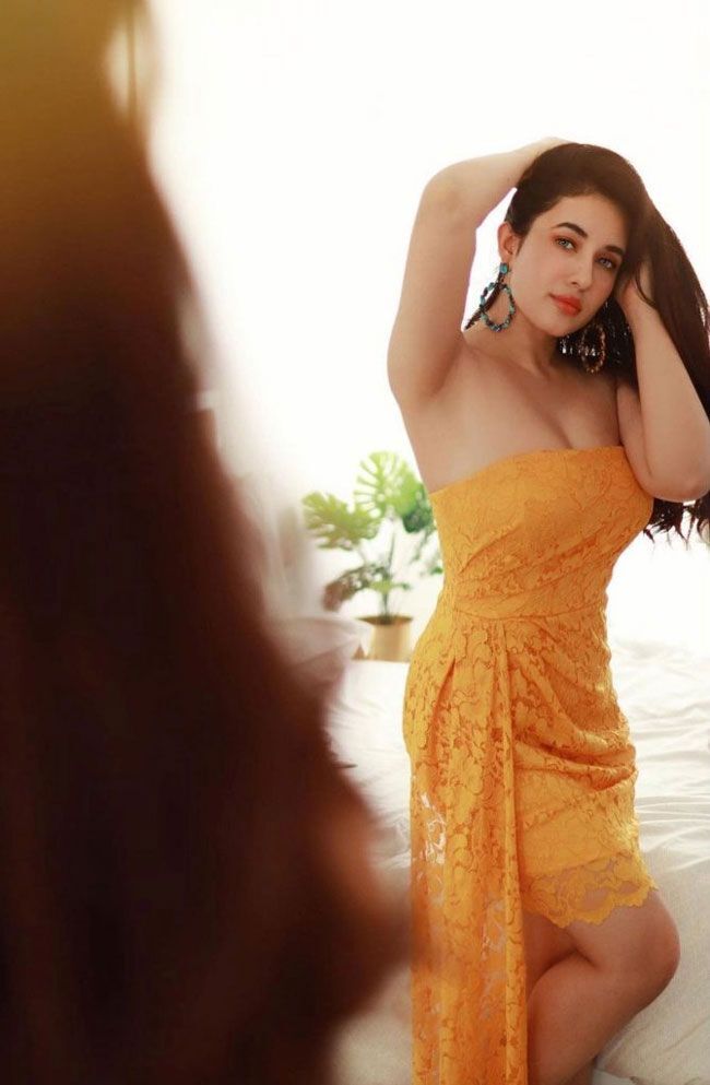 മഞ്ഞയിൽ സുന്ദരിയായി അതിഥി ബുദ്ധതോക്കി; ഗ്ലാമറസ് ചിത്രങ്ങൾ ഏറ്റെടുത്ത് ആരാധകർ