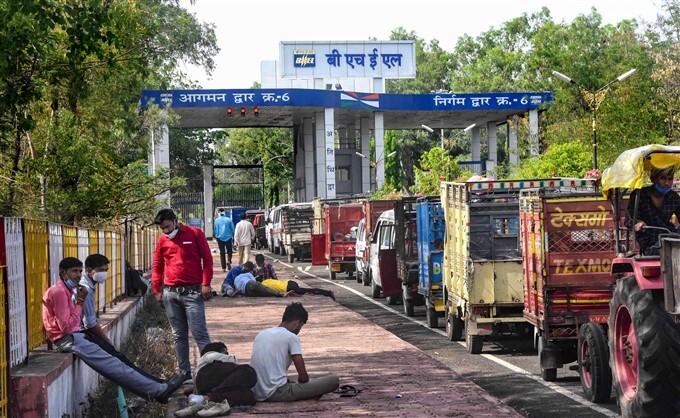 COVID-19 2nd waves: Oxygen cylinders Transported to hospitals Across India