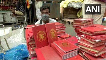 പശ്ചിമ ബംഗാളില്‍ ബംഗാളി പുതുവത്സരാഘോഷം: വര്‍ണശബളമായ ചിത്രങ്ങള്‍