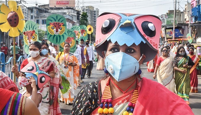 പശ്ചിമ ബംഗാളില്‍ ബംഗാളി പുതുവത്സരാഘോഷം: വര്‍ണശബളമായ ചിത്രങ്ങള്‍