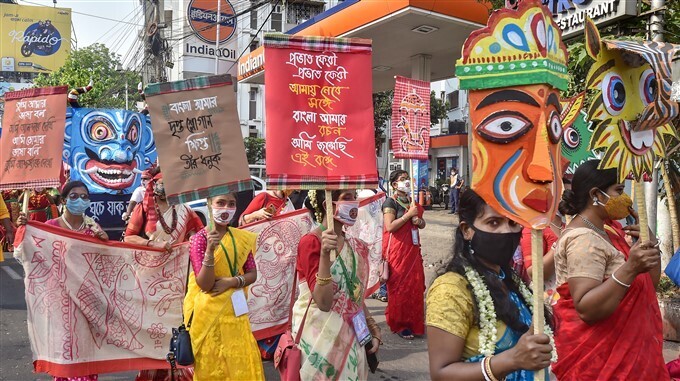 പശ്ചിമ ബംഗാളില്‍ ബംഗാളി പുതുവത്സരാഘോഷം: വര്‍ണശബളമായ ചിത്രങ്ങള്‍