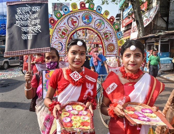 പശ്ചിമ ബംഗാളില്‍ ബംഗാളി പുതുവത്സരാഘോഷം: വര്‍ണശബളമായ ചിത്രങ്ങള്‍