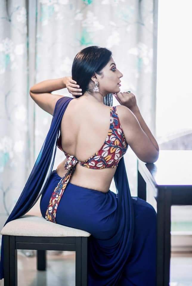 സാരിയില്‍ മോഡേണ്‍ ലുക്കുമായി രേഷ്മ പസുപുലെതി, സോഷ്യല്‍ മീഡിയ തിരഞ്ഞ ചിത്രങ്ങള്‍ കാണാം