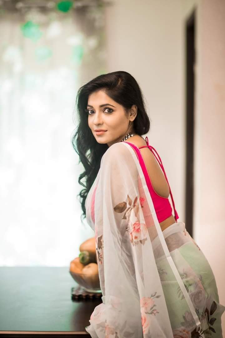 സാരിയില്‍ മോഡേണ്‍ ലുക്കുമായി രേഷ്മ പസുപുലെതി, സോഷ്യല്‍ മീഡിയ തിരഞ്ഞ ചിത്രങ്ങള്‍ കാണാം