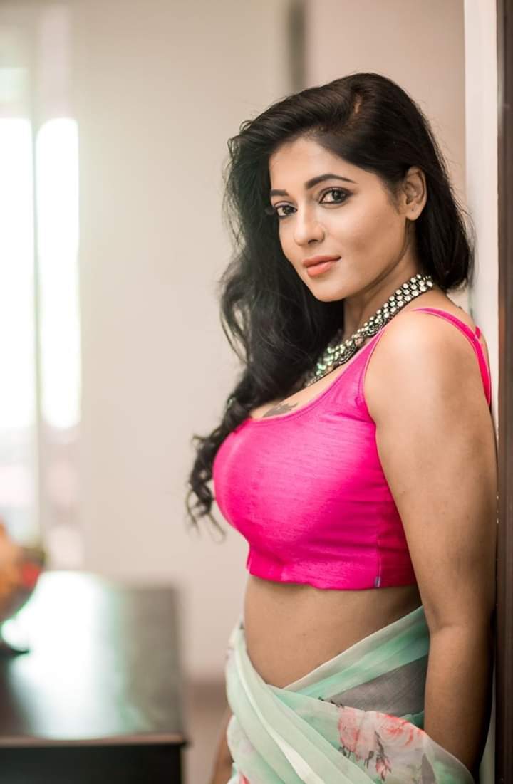 സാരിയില്‍ മോഡേണ്‍ ലുക്കുമായി രേഷ്മ പസുപുലെതി, സോഷ്യല്‍ മീഡിയ തിരഞ്ഞ ചിത്രങ്ങള്‍ കാണാം