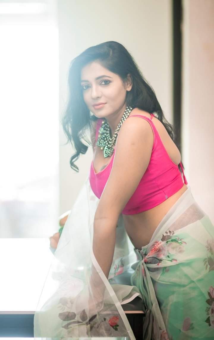 സാരിയില്‍ മോഡേണ്‍ ലുക്കുമായി രേഷ്മ പസുപുലെതി, സോഷ്യല്‍ മീഡിയ തിരഞ്ഞ ചിത്രങ്ങള്‍ കാണാം