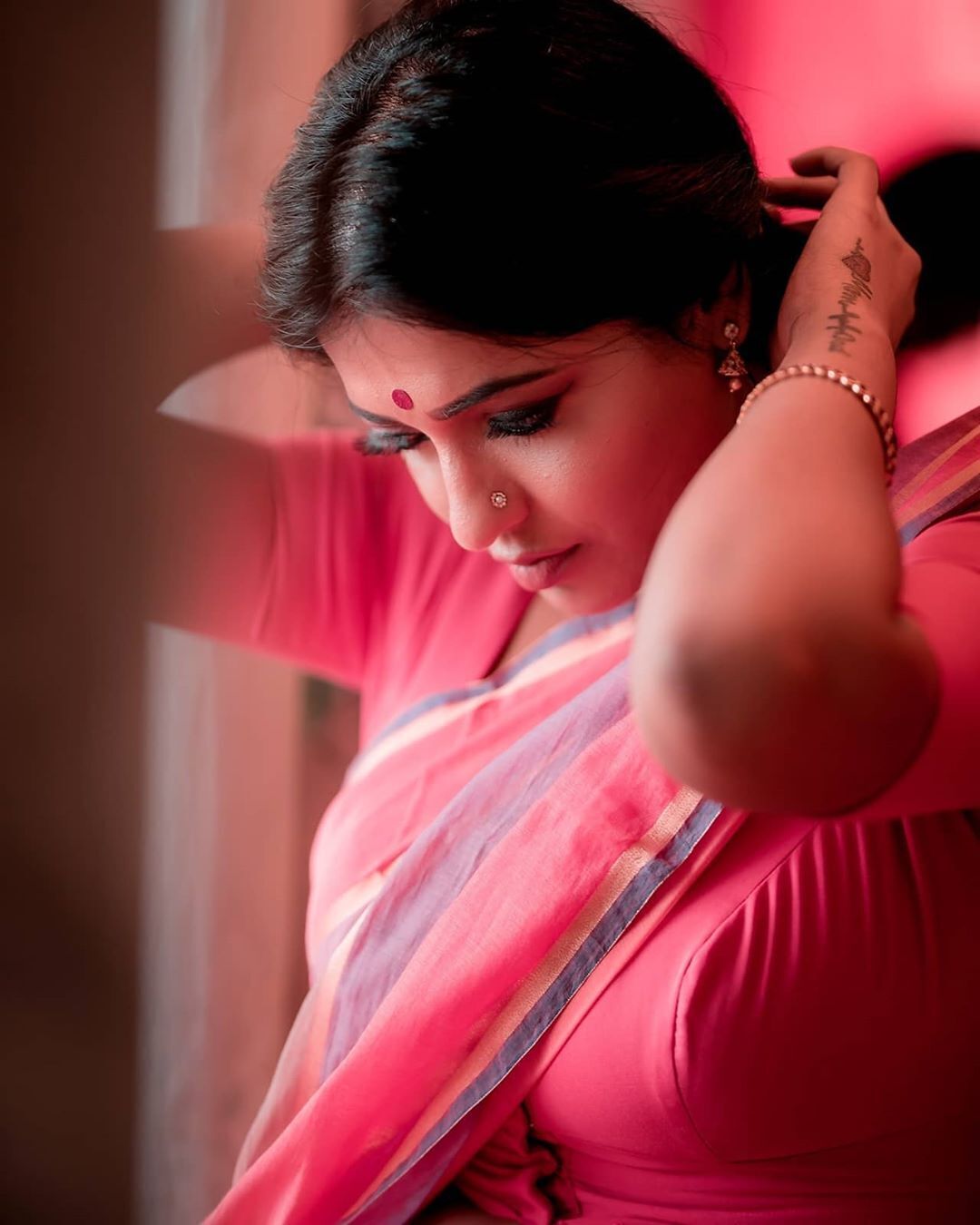 സാരിയില്‍ മോഡേണ്‍ ലുക്കുമായി രേഷ്മ പസുപുലെതി, സോഷ്യല്‍ മീഡിയ തിരഞ്ഞ ചിത്രങ്ങള്‍ കാണാം