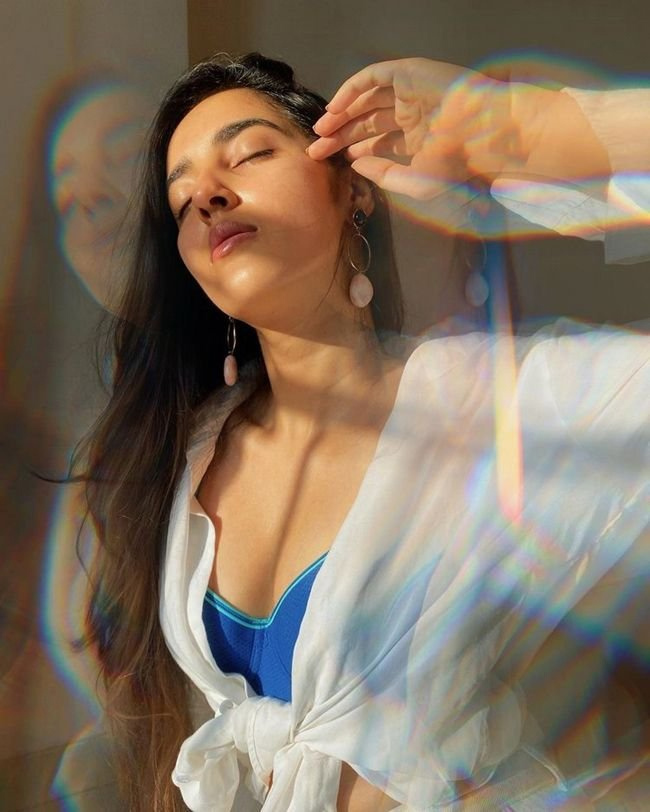 സിമ്രത് കൗറിന്റെ ഏറ്റവും പുതിയ ചിത്രങ്ങള്‍ കാണാം