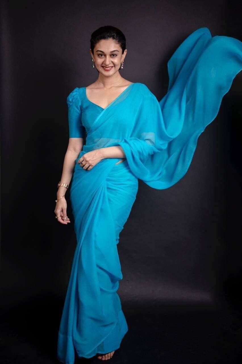 നീല സാരിയില്‍ മാലാഖയെ പോലെ തിളങ്ങി ഐശ്വര്യ അര്‍ജുന്‍, ചിത്രങ്ങള്‍ ഏറ്റെടുത്ത് ആരാധകര്‍