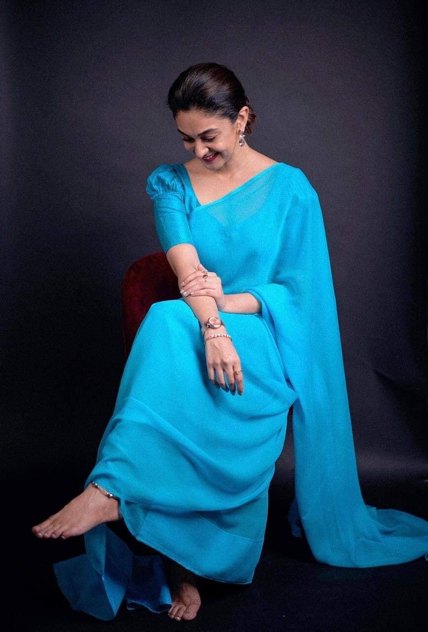 നീല സാരിയില്‍ മാലാഖയെ പോലെ തിളങ്ങി ഐശ്വര്യ അര്‍ജുന്‍, ചിത്രങ്ങള്‍ ഏറ്റെടുത്ത് ആരാധകര്‍