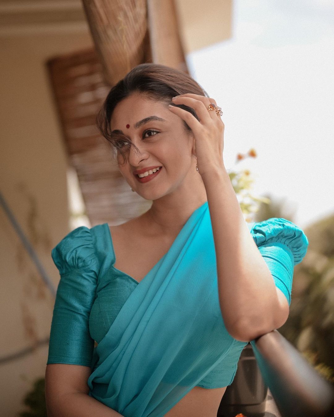 നീല സാരിയില്‍ മാലാഖയെ പോലെ തിളങ്ങി ഐശ്വര്യ അര്‍ജുന്‍, ചിത്രങ്ങള്‍ ഏറ്റെടുത്ത് ആരാധകര്‍