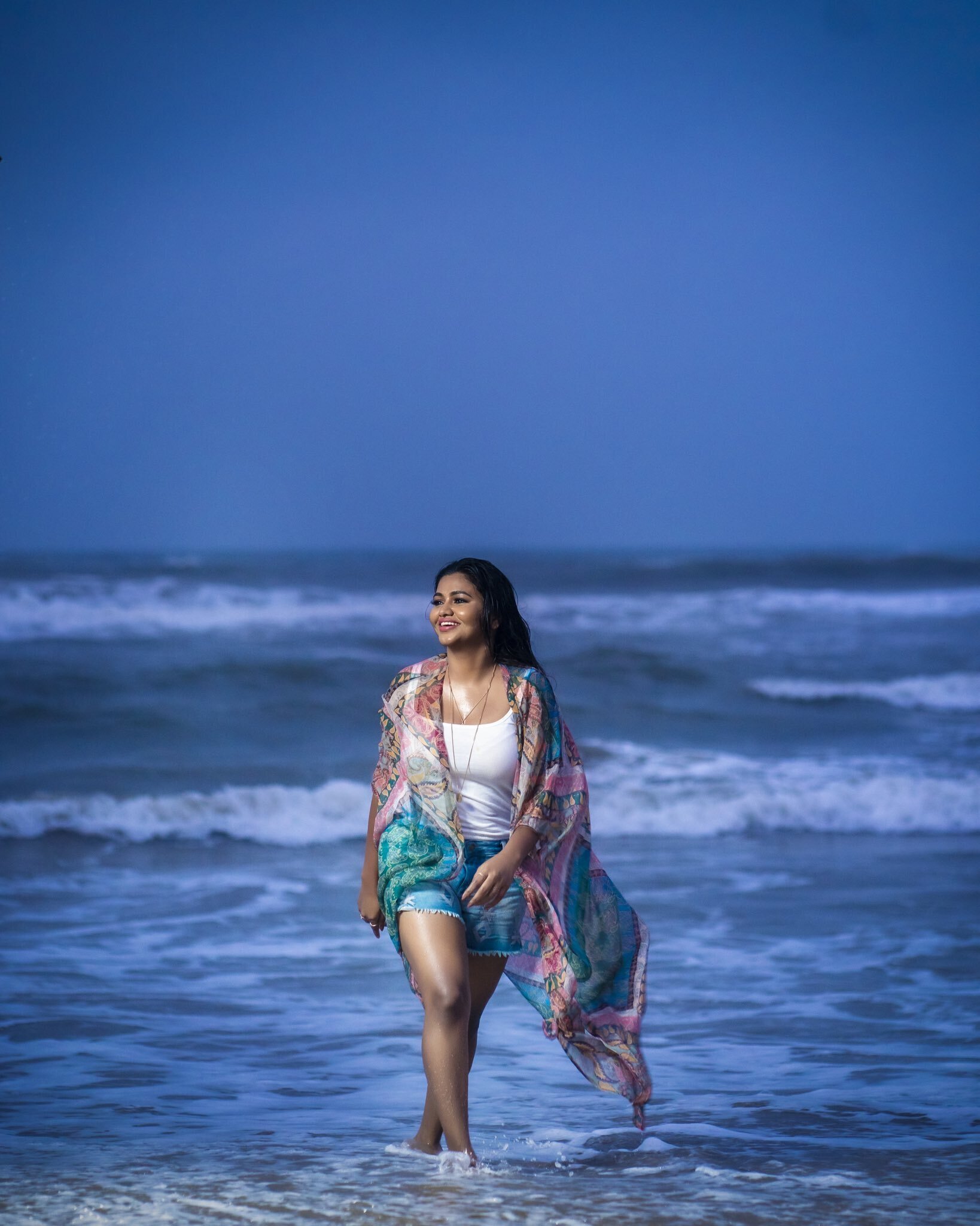 തിരമാലകളെ തഴുകി ഷമ്മയുടെ ഗ്ലാമറസ് ഫോട്ടോഷൂട്ട്; ചിത്രങ്ങള്‍ വൈറല്‍