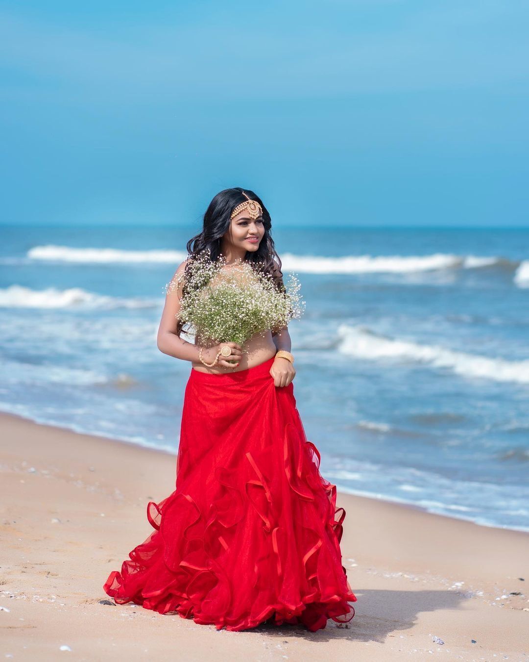 തിരമാലകളെ തഴുകി ഷമ്മയുടെ ഗ്ലാമറസ് ഫോട്ടോഷൂട്ട്; ചിത്രങ്ങള്‍ വൈറല്‍