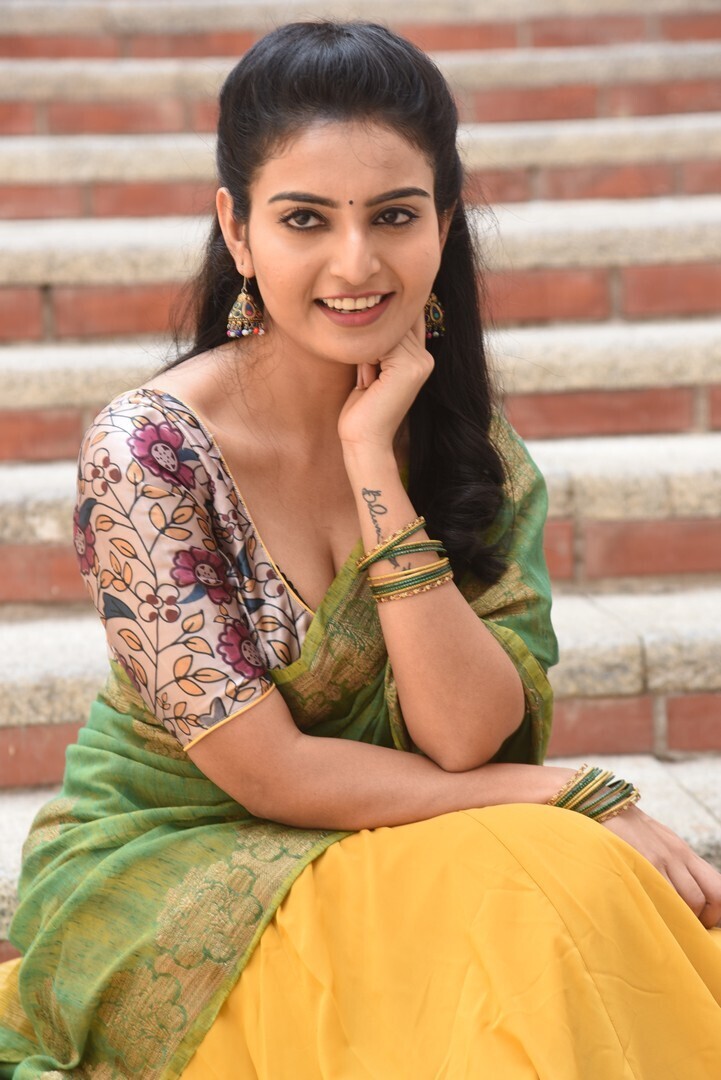 നാടന്‍ പെണ്‍കൊടിയായി അനന്യ നാഗല്ല: ചിത്രങ്ങള്‍