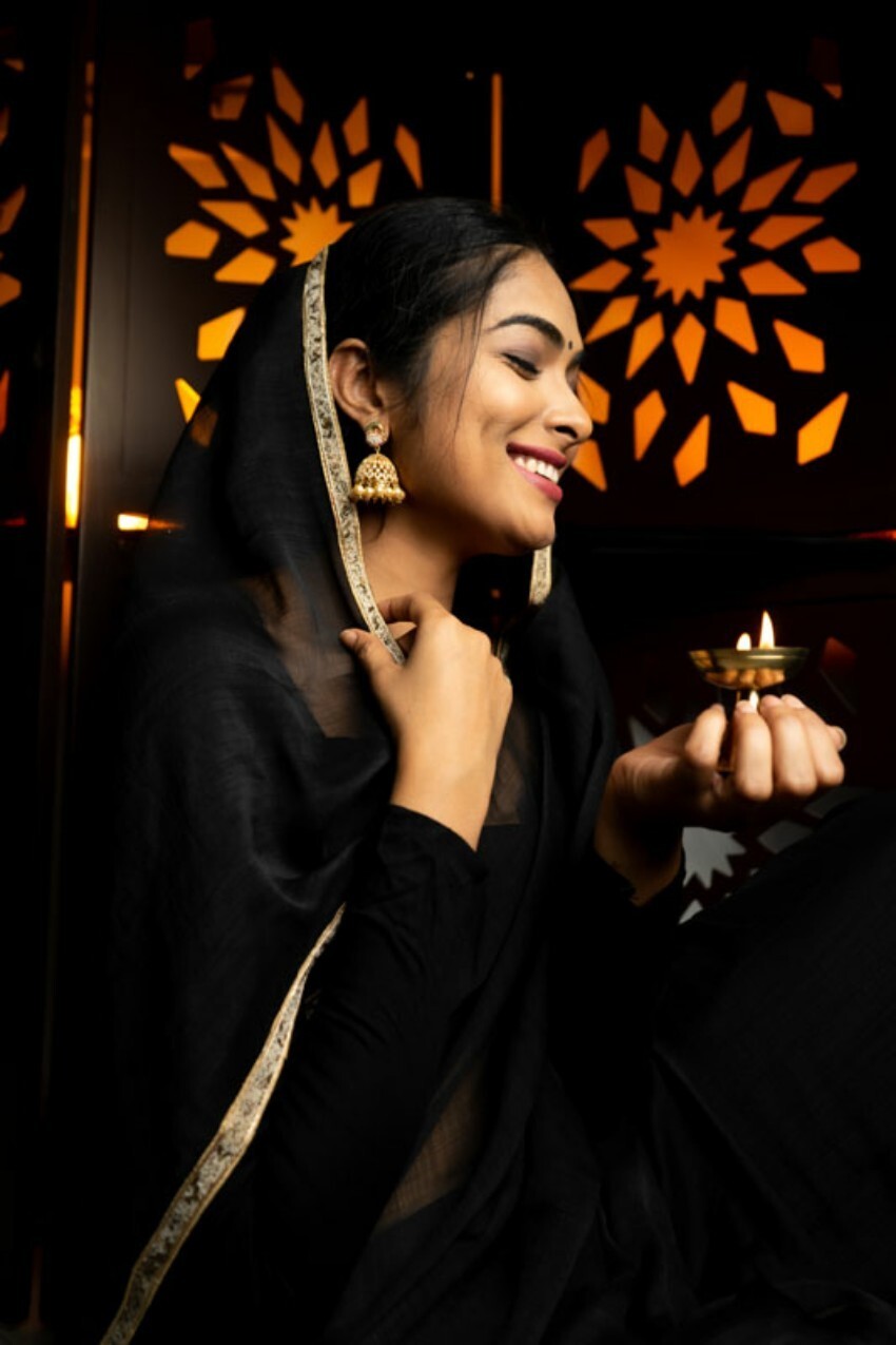 മഞ്ഞ സാരിയില്‍ അതിസുന്ദരിയായി ദിവി വാധ്യ; വൈറലായ ചിത്രങ്ങള്‍ കാണാം