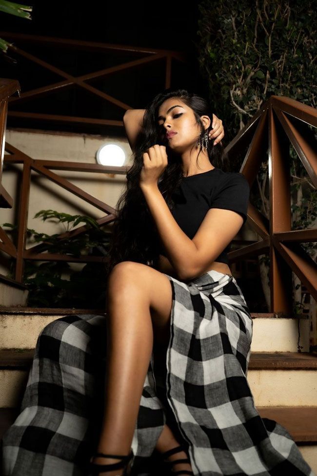 മഞ്ഞ സാരിയില്‍ അതിസുന്ദരിയായി ദിവി വാധ്യ; വൈറലായ ചിത്രങ്ങള്‍ കാണാം