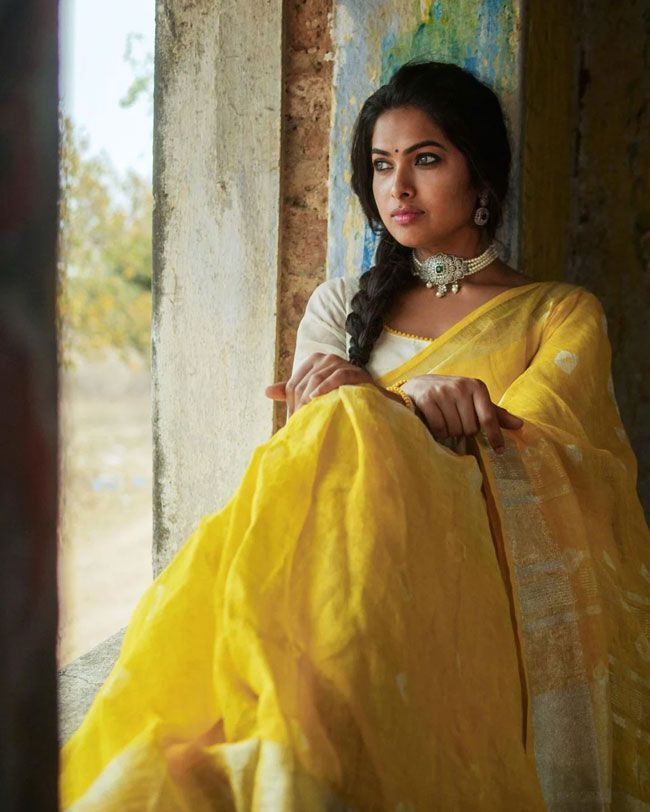 മഞ്ഞ സാരിയില്‍ അതിസുന്ദരിയായി ദിവി വാധ്യ; വൈറലായ ചിത്രങ്ങള്‍ കാണാം