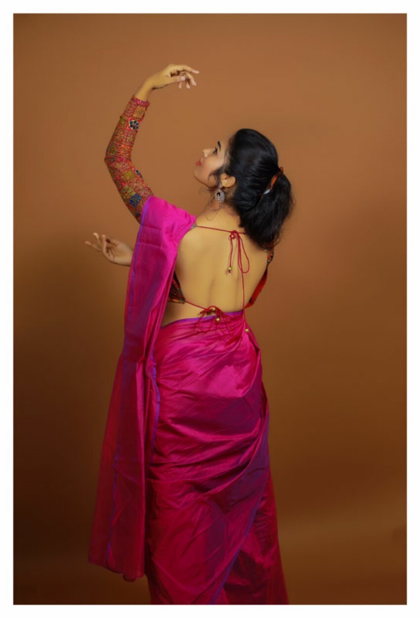 മഞ്ഞ സാരിയില്‍ അതിസുന്ദരിയായി ദിവി വാധ്യ; വൈറലായ ചിത്രങ്ങള്‍ കാണാം