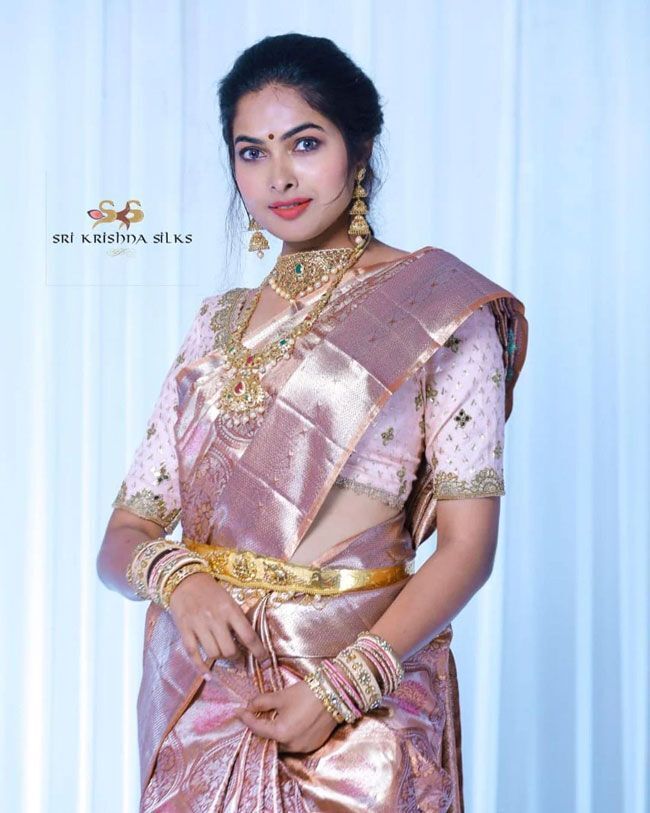 മഞ്ഞ സാരിയില്‍ അതിസുന്ദരിയായി ദിവി വാധ്യ; വൈറലായ ചിത്രങ്ങള്‍ കാണാം