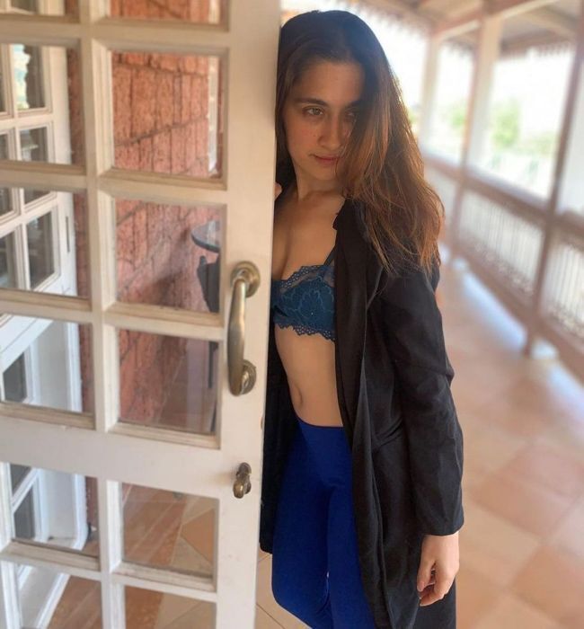 വെള്ള ബിക്കിനിയില്‍ മാലാഖയെ പോലെ തിളങ്ങി സഞ്ജീദ ഷെയ്ക്ക്, ആരാധകരെ ഞെട്ടിച്ച ചിത്രങ്ങള്‍ കാണാം