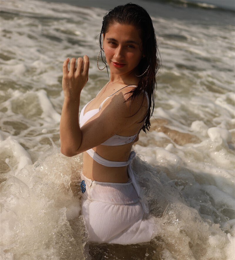 വെള്ള ബിക്കിനിയില്‍ മാലാഖയെ പോലെ തിളങ്ങി സഞ്ജീദ ഷെയ്ക്ക്, ആരാധകരെ ഞെട്ടിച്ച ചിത്രങ്ങള്‍ കാണാം