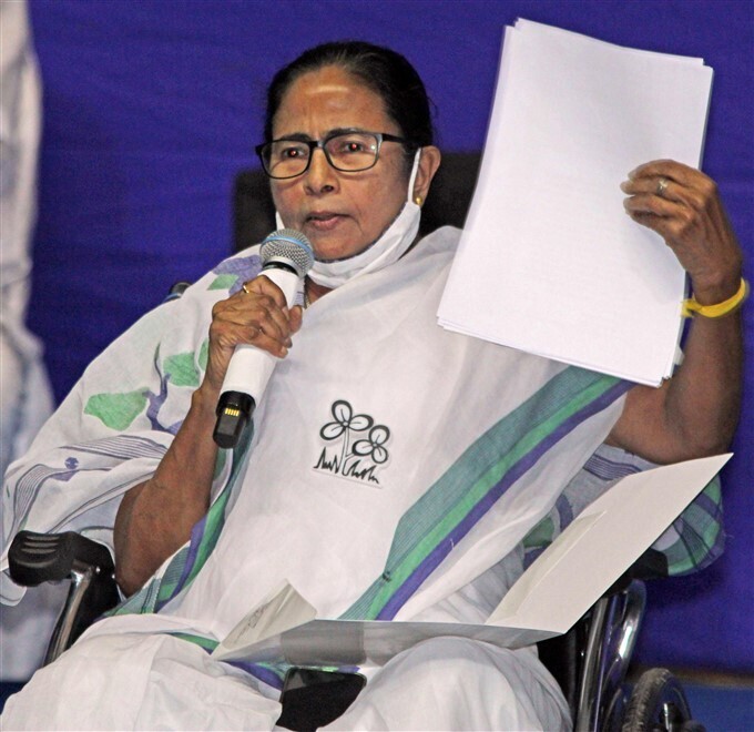 നോര്‍ത്ത് കൊല്‍ക്കത്തിയില്‍ ഓണ്‍ലൈന്‍ വഴി സംഘടിപ്പിച്ച തിരഞ്ഞെടുപ്പ് റാലിയില്‍ പങ്കെടുക്കുന്ന മമത ബാനര്‍ജി: ചിത്രങ്ങള്‍